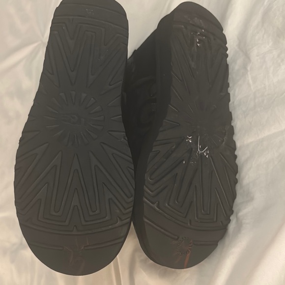 UGG Boots Black and Gray Patterned - Picture 10 of 10